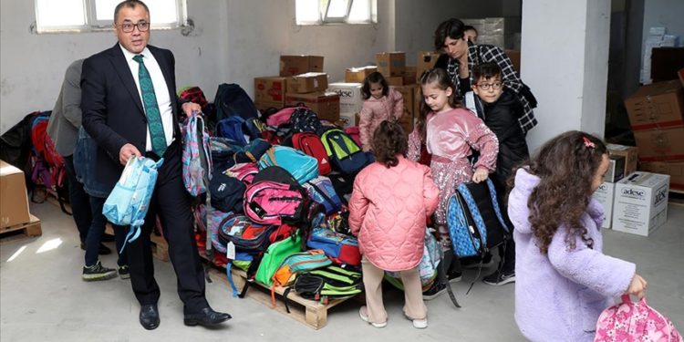 Rize'de toplanan kırtasiye malzemeleri Nurdağı'ndaki depremzede çocuklara gönderildi