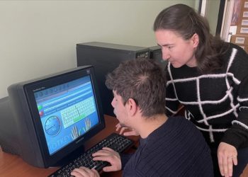 Depremzede eğitmen Afyonkarahisar’da görme engellilere bilgisayar öğretiyor