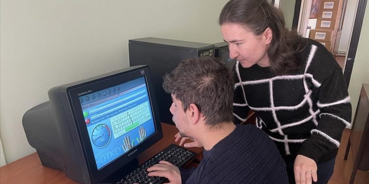 Depremzede eğitmen Afyonkarahisar’da görme engellilere bilgisayar öğretiyor