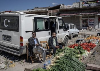 Hatay esnafı açtıkları tezgahlarla gidenlere “umut” kalanlara “moral” olmak istiyor