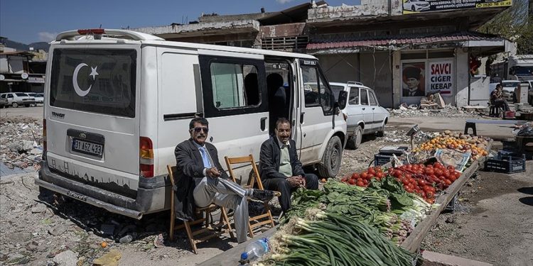Hatay esnafı açtıkları tezgahlarla gidenlere “umut” kalanlara “moral” olmak istiyor