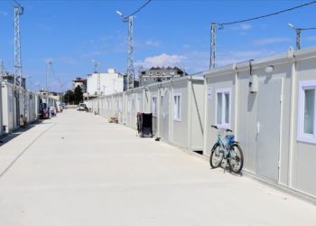 Hataylı depremzedeler bayramı konteyner kentte kutluyor