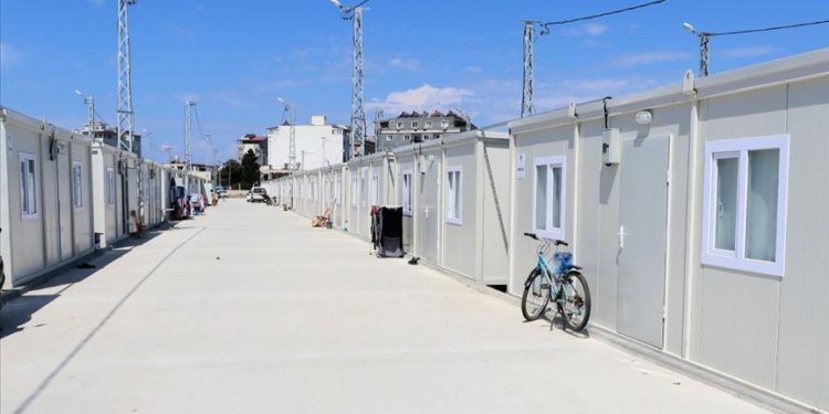 Hataylı depremzedeler bayramı konteyner kentte kutluyor