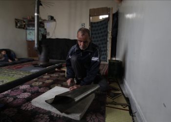 İdlibli görme engelli Fevvaz Tavil, ailesini soba borusu yaparak geçindiriyor