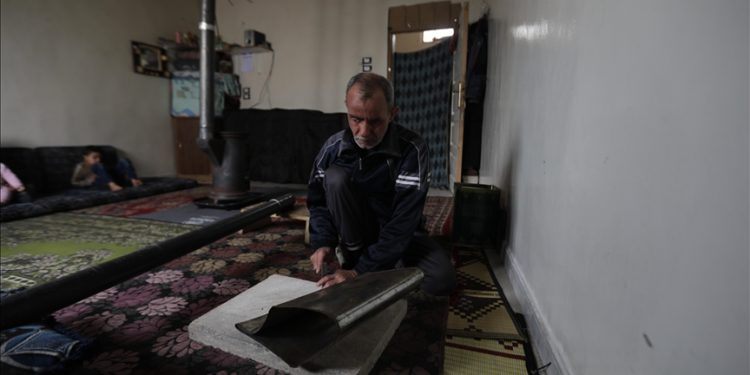 İdlibli görme engelli Fevvaz Tavil, ailesini soba borusu yaparak geçindiriyor