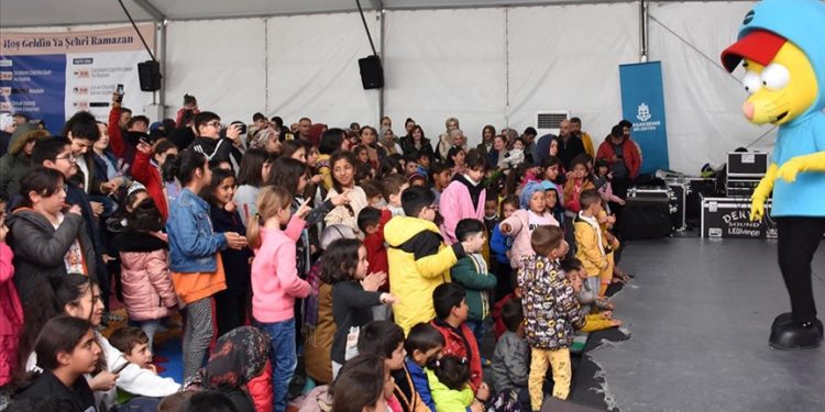 Kral Şakir, Malatyalı depremzede çocukların yüzünü güldürdü