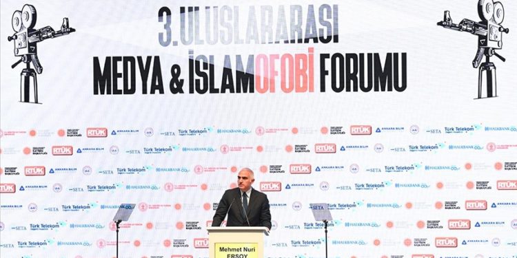 Kutsala hakaret bir nefret suçudur, ırkçılıktır, hastalıklı bakış açısının yansımasıdır