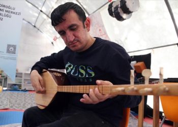 Görme engelli depremzede, çadır kentte açılan kursta bağlama çalmayı öğreniyor