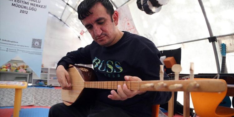 Görme engelli depremzede, çadır kentte açılan kursta bağlama çalmayı öğreniyor