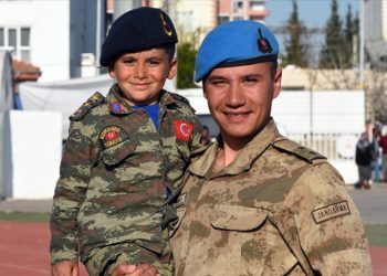 Adıyaman’da çadır kentte kalan 7 yaşındaki Yusuf, askerlerin yanından ayrılmıyor