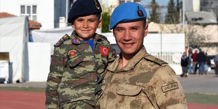 Adıyaman’da çadır kentte kalan 7 yaşındaki Yusuf, askerlerin yanından ayrılmıyor