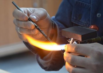 Cam biblo ve hediyelik eşyalar Emirdağlı kadınların elinde şekilleniyor