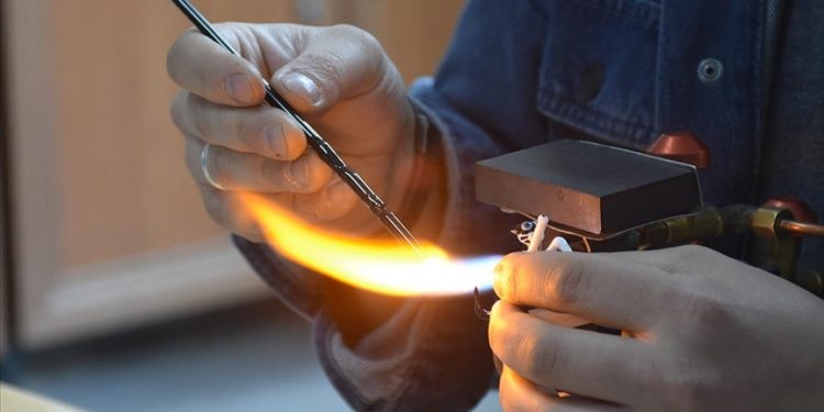 Cam biblo ve hediyelik eşyalar Emirdağlı kadınların elinde şekilleniyor