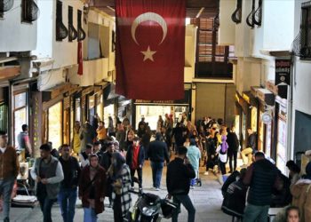 Tarihi Maraş Çarşısı'nda bayram arifesi yoğunluğu yaşanıyor