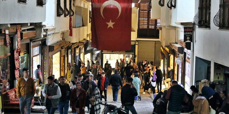 Tarihi Maraş Çarşısı'nda bayram arifesi yoğunluğu yaşanıyor