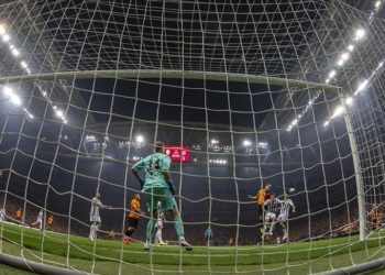 Beşiktaş ilk yarının, Galatasaray ikinci yarının son çeyreğinde gülüyor
