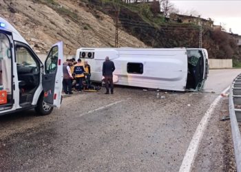 Sivas'ta midibüsün devrilmesi sonucu 10 kişi yaralandı