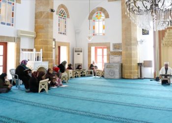 KKTC’deki tarihi Arap Ahmet Paşa Camisi’nde ramazanda mukabele geleneği yaşatılıyor