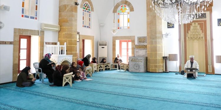 KKTC’deki tarihi Arap Ahmet Paşa Camisi’nde ramazanda mukabele geleneği yaşatılıyor