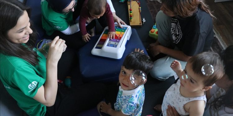 Türkiye Spastik Çocuklar Vakfı gönüllülerinden depremzede serebral palsili çocuklara destek