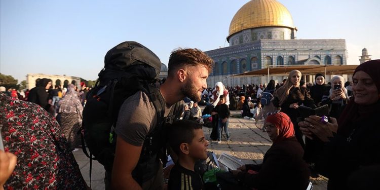 Fransa’dan Mescid-i Aksa’ya yürüyerek gelen genç sevgi seliyle karşılandı