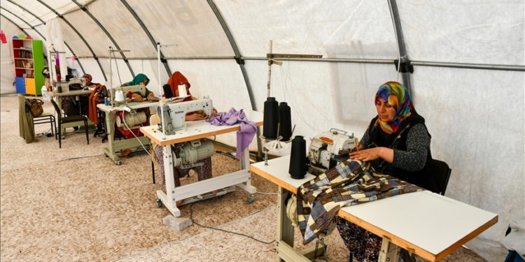 İslahiyeli kadınlar, dikiş atölyesinde üretim yaparak deprem travmasından uzaklaşıyor