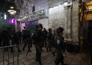 İsrail polisi Mescid-i Aksa’ya baskın düzenledi