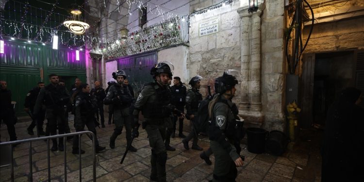 İsrail polisi Mescid-i Aksa’ya baskın düzenledi