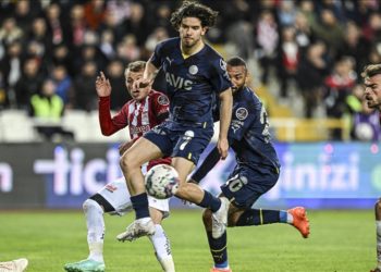 Fenerbahçe Sivas deplasmanında 3 puanı aldı