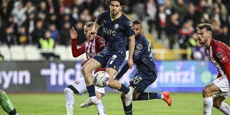 Fenerbahçe Sivas deplasmanında 3 puanı aldı