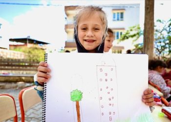 Hatay'da çocuklar depremin yıktığı evlerini ve hayallerini resmetti