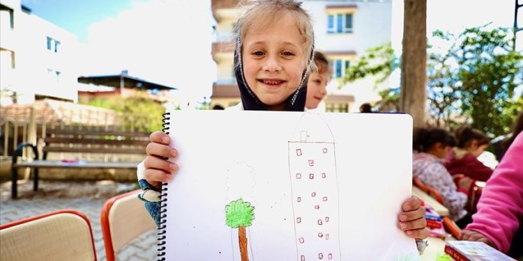 Hatay'da çocuklar depremin yıktığı evlerini ve hayallerini resmetti