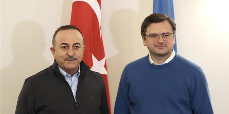 Çavuşoğlu, Ukraynalı mevkidaşı Kuleba ile telefonda görüştü