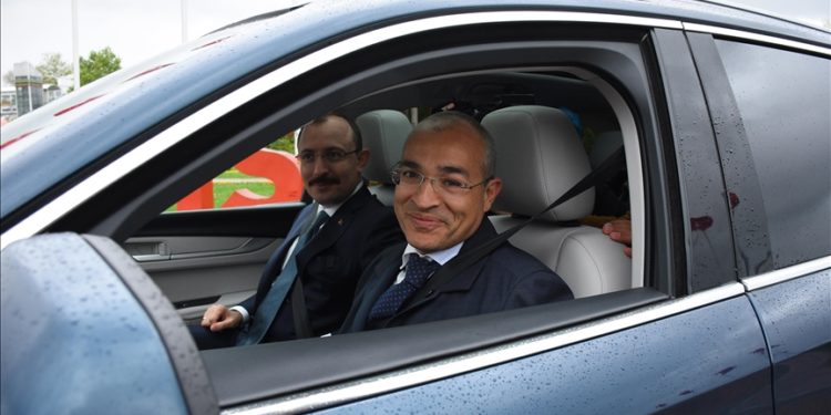 Azerbaycan Ekonomi Bakanı Cabbarov, Samsun'da Togg kullandı