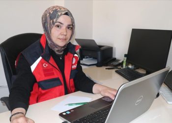 Hataylı şehit eşi, idari izinli olmasına rağmen depremzedelere gönüllü hizmet veriyor