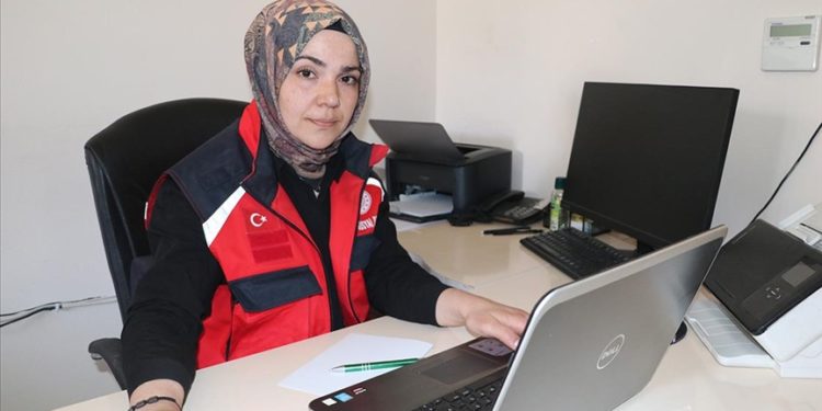 Hataylı şehit eşi, idari izinli olmasına rağmen depremzedelere gönüllü hizmet veriyor