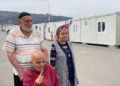 Enkazdan çıkarılan çift engelli iki çocuğuyla konteyner kentte yaşıyor
