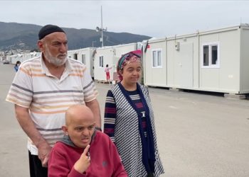 Enkazdan çıkarılan çift engelli iki çocuğuyla konteyner kentte yaşıyor