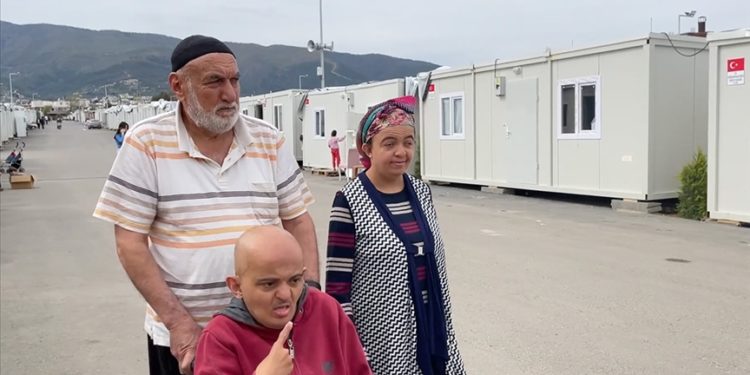 Enkazdan çıkarılan çift engelli iki çocuğuyla konteyner kentte yaşıyor