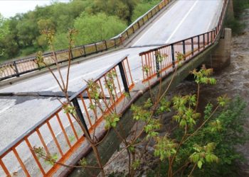 Balıkesir'de sağanak nedeniyle zarar gören köprü ulaşıma kapatıldı