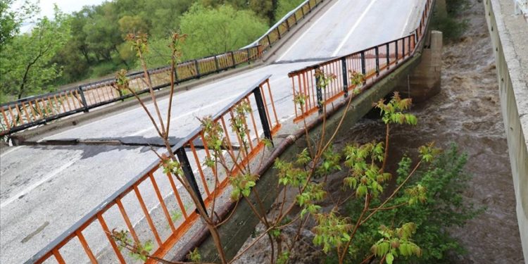 Balıkesir'de sağanak nedeniyle zarar gören köprü ulaşıma kapatıldı