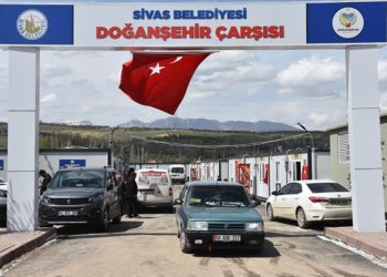 Depremzede esnaf için kurulan “Doğanşehir Çarşısı”nda bayram alışverişi hareketliliği