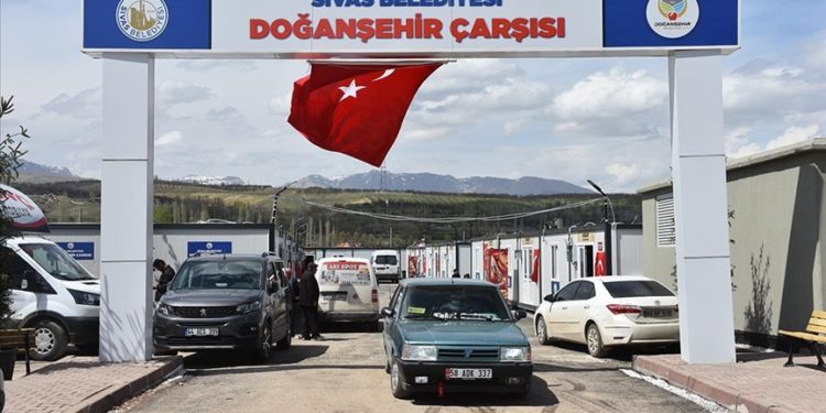 Depremzede esnaf için kurulan “Doğanşehir Çarşısı”nda bayram alışverişi hareketliliği