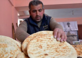 Depremzede fırıncı pişirdiği ekmekleri afetzedelere ücretsiz dağıtıyor