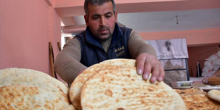 Depremzede fırıncı pişirdiği ekmekleri afetzedelere ücretsiz dağıtıyor