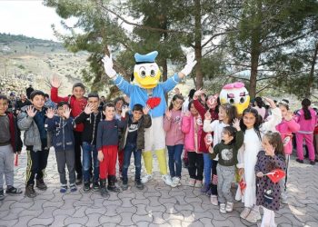 Marmara depremini çocukken yaşayan gönüllüler, Kahramanmaraş’ta bin çocuğa bayramlık getirdi