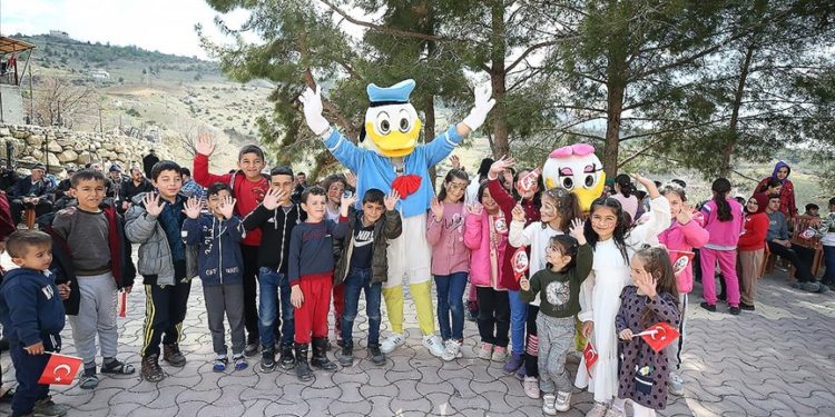 Marmara depremini çocukken yaşayan gönüllüler, Kahramanmaraş’ta bin çocuğa bayramlık getirdi