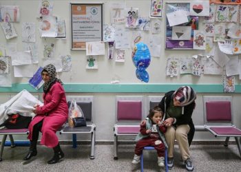 Depremzede çocukların yaptığı resim ve boyamalar hastanenin duvarında sergileniyor