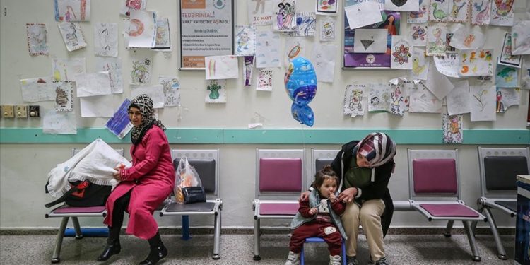 Depremzede çocukların yaptığı resim ve boyamalar hastanenin duvarında sergileniyor