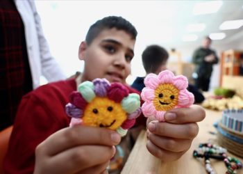 Düzce’de otizmli öğrenciler, depremzede çocuklara ve annelerine özel hediyeler hazırlıyor